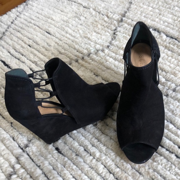 SHUTZ BLACK SUEDE 9 B WEDGE GORGEOUS SHOES WORN ONE EVENT . - Picture 1 of 5